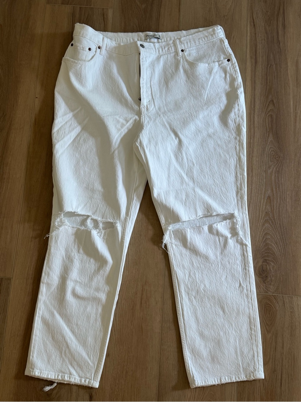 Abercrombie Curve Love 90s Straight White Distressed Denim 35/20